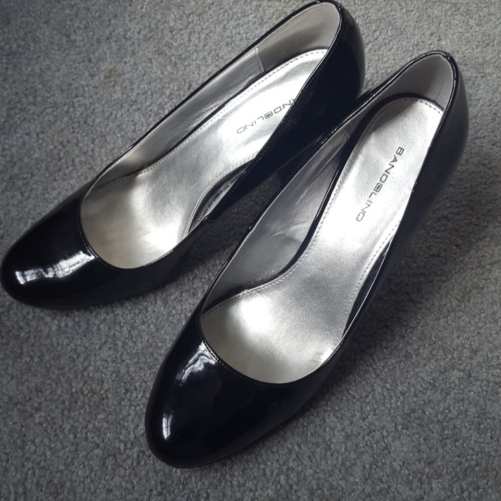 Bandolino black patent leather pumps